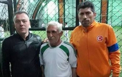 60 YAŞINDA TOP OYNUYOR