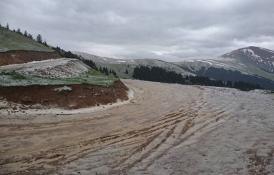 MAYIS ORTASINDA YAYLADA KAR SÜRPRİZİ