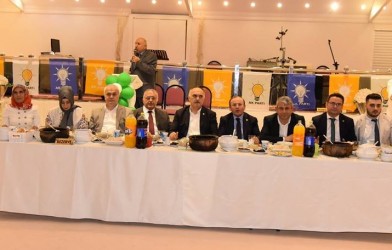 AK PARTİ İLÇE TEŞKİLATI İFTAR YEMEĞİ VERDİ