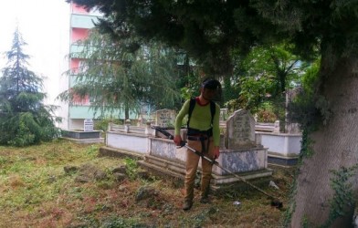 MEZARLIKLAR TEMİZLENİYOR