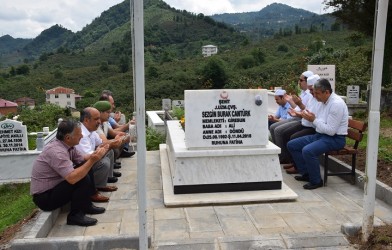 ŞEHİTLER MEZARLARI BAŞINDA ANILDI
