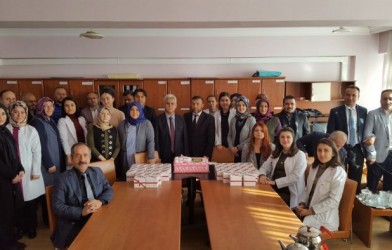 ÖĞRETMENLERE PLAKET VERİLDİ