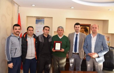 ATATÜRK ORTAOKULUNDAN KARADERE’YE PLAKET