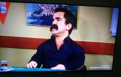 “ ÇOCUKLAR  DUYMASIN ” DA ESPİYE FOTOĞRAFI