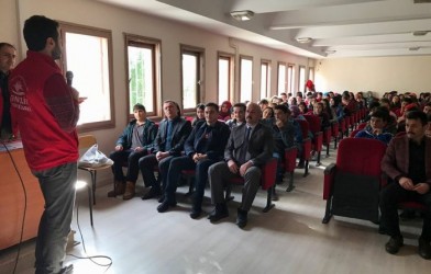 GENÇLiK MERKEZLERiNiN iŞLEYiŞ FAALiYETLERi GENÇLERE ANLATILDI