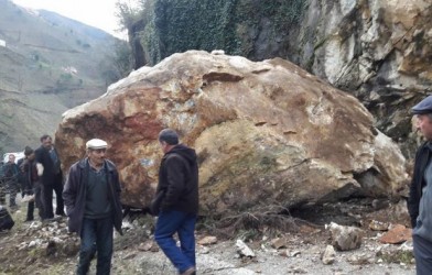 YOLA KAYA DÜŞTÜ