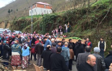 HAYATINI KAYBEDEN İŞÇİLER TOPRAĞA VERİLDİ