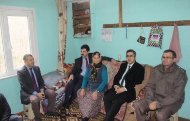 KAYMAKAM AKIN ŞEHiT AiLESiNi ZiYARET ETTi