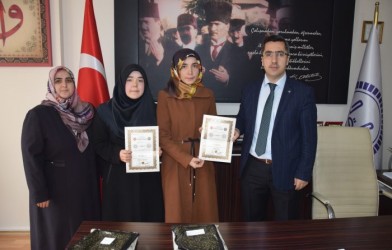 HAFIZ KIZLAR BELGELERİNİ ALDILAR