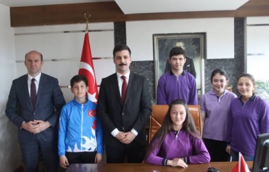 ÖĞRENCiLERDEN KAYMAKAMA ZiYARET