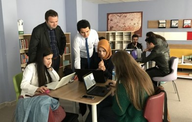 ESPİYE GELECEĞİNİ KODLUYOR