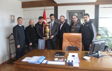 ŞAMPiYON 1957 ESPiYESPORDAN KAYMAKAM AKIN’A ZiYARET