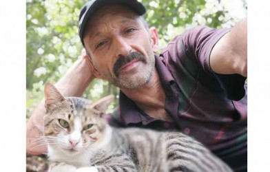 ESPİYELİ ESNAF ONLARCA KEDİYİ SEVEREK BESLİYOR
