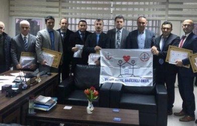 12 OKULA BEYAZ BAYRAK