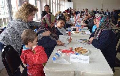 NİNELER TORUNLARIYLA BİRLİKTE KİTAP OKUDU