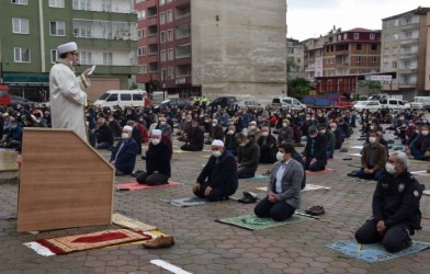 CUMA NAMAZI EDA EDiLDi