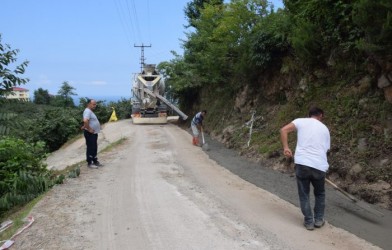 BELEDİYEDEN BETON YOL ATAĞI