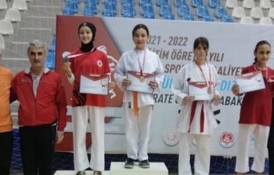 KARETEDE BEŞLİ 1. OLDU