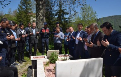 ŞEHİT KABRİ BAŞINDA DUALARLA ANILDI
