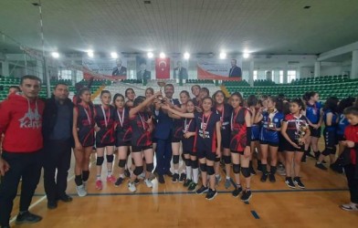 YILDIZ KIZLAR VOLEYBOL iL 1. VE iL 2.Si ESPiYE ‘DEN