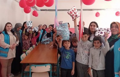 TDV, ÖĞRENCİLERİ SEVİNDİRDİ