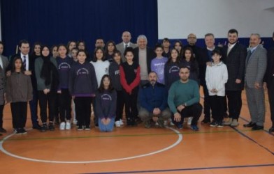 DEPREMZEDE ÖGRENCiLER YARARINA RESiM SERGiSi AÇILDI