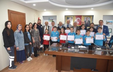 DERECEYE GİREN ÖĞRENCİLER ÖDÜLLENDİRİLDİ