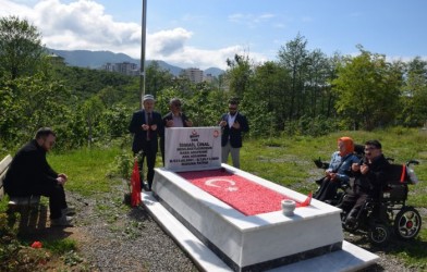 ŞEHİDİN MEZARINA ZİYARET