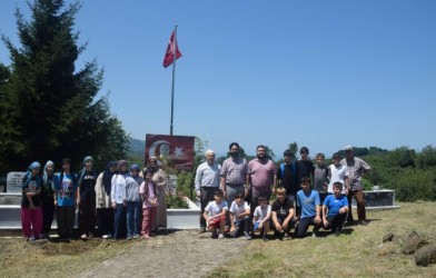 KABRi BAŞINDA ANILDI