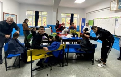 GÖNÜLLÜ KUAFÖRLERDEN TAKDİR EDİLECEK UYGULAMA