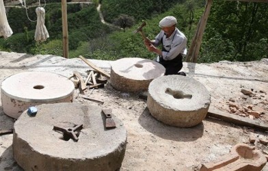 EKMEĞİNİ 39 YILDIR DEĞİRMEN TAŞI YAPARAK KAZANIYOR