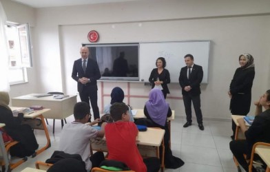 ÖĞRETMENLERLE TOPLANTI YAPTI