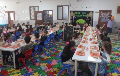 MİNİKLERİN TEKNE ORUÇ SEVİNCİ