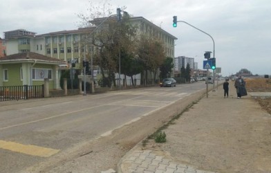 İKİ OKUL IŞIĞA KAVUŞTU