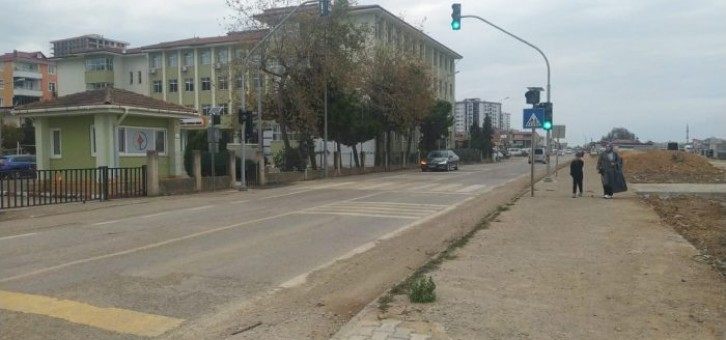 İKİ OKUL IŞIĞA KAVUŞTU